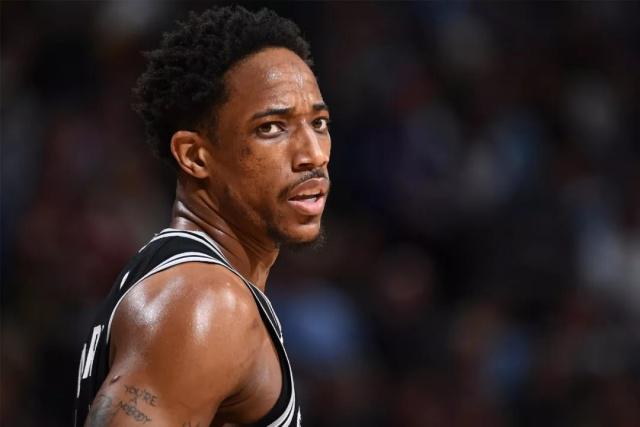 记者：李凯尔脚部仍有些肿胀 正常走路无大碍